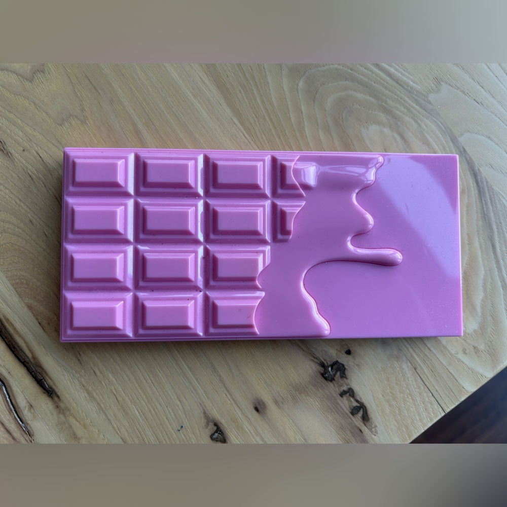 Revolution Pink Fizz Chocolate Bar Eyeshadow Palette